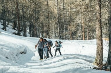 Groupe randonnant en raquettes dans la vallée de la Clarée