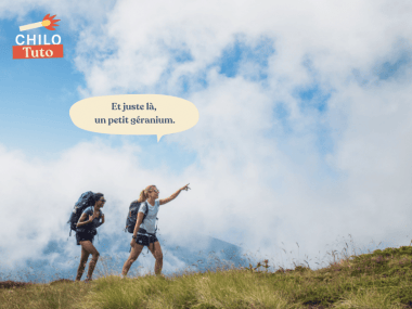 deux felmmes en rando qui pointe du doigt