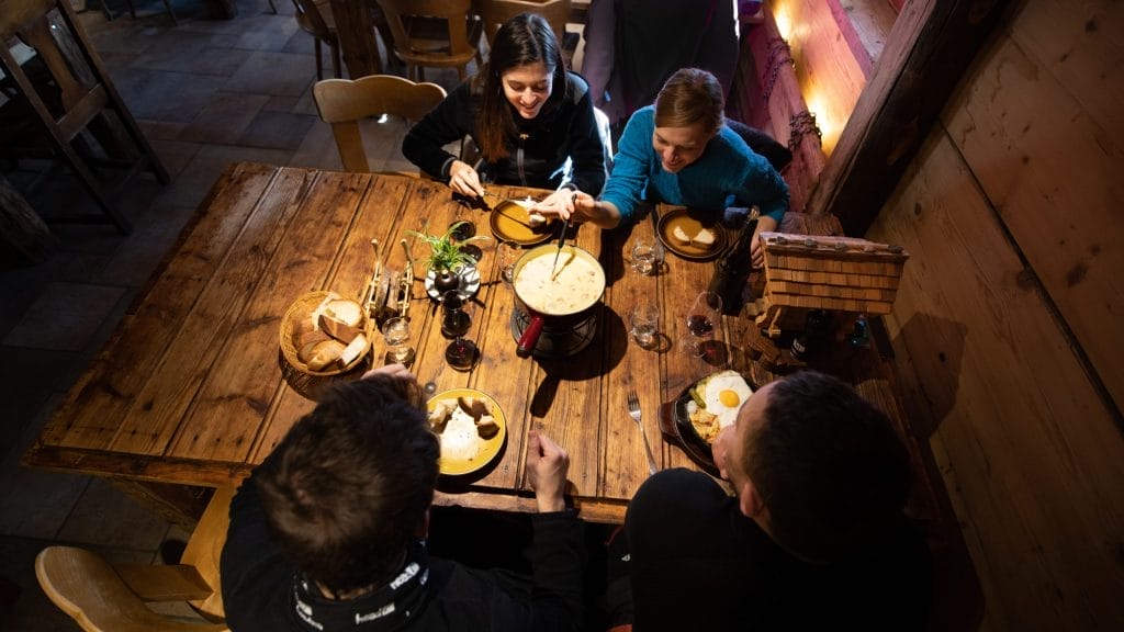 La fondue moitié-moitié, une authentique spécialité suisse