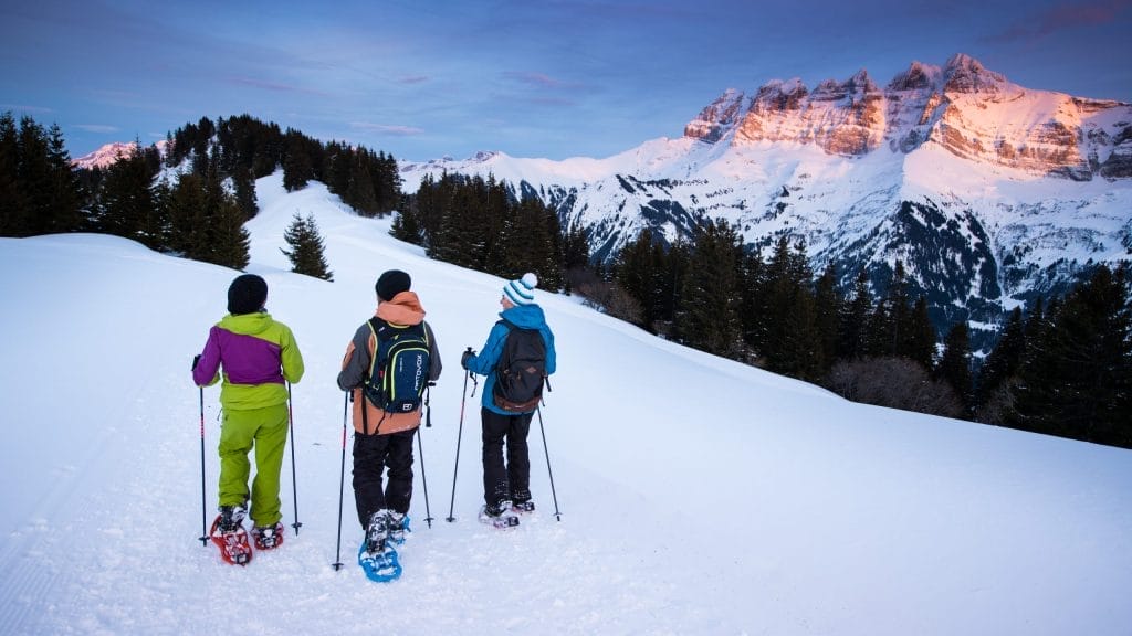 Groupe randonnant en raquettes en Valais, en Suisse